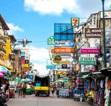 Kolorowa i gwarna Khao San Road to obowiązkowy punkt dla turystów w Bangkoku.