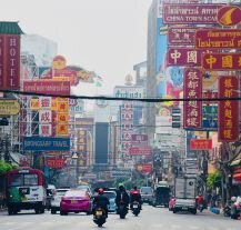 Chinatown zachwyca kolorowymi szyldami, lokalnym street foodem i atmosferą azjatyckiego targowiska.
