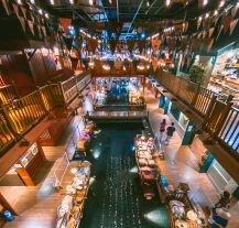 ICONSIAM w Bangkoku to nowoczesne centrum handlowe z wewnętrznym targiem wodnym.
